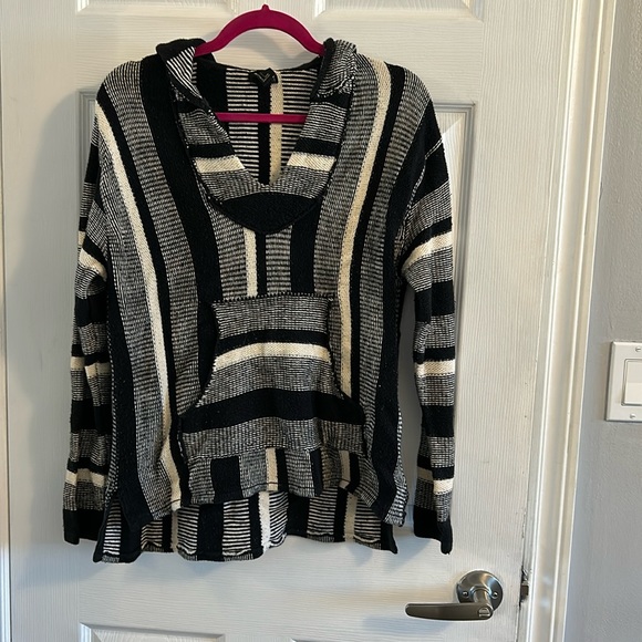 Black & White Poncho - Picture 1 of 2